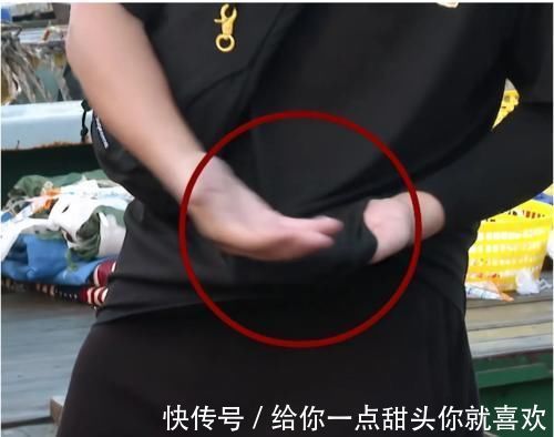 搬运|邓超与农民工掰手腕,比赛结束后一个举动引热议,网友:嫌弃就别玩