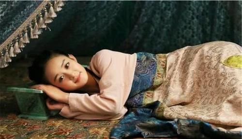 古人讲“夏不睡石,秋不睡板,春不露脐”,何意?生活中不妨留意