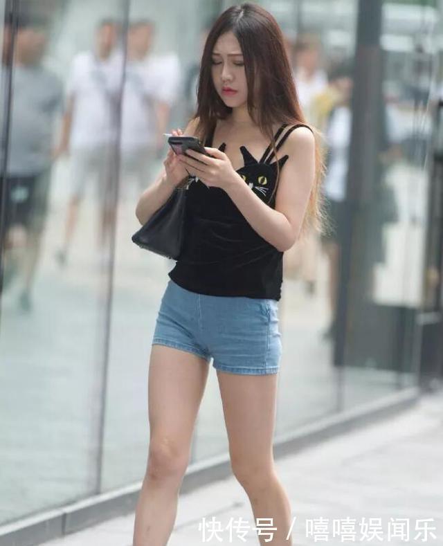 打底裤真洋气,展现街头美女的优雅气质,轻松抓住秋天的尾巴