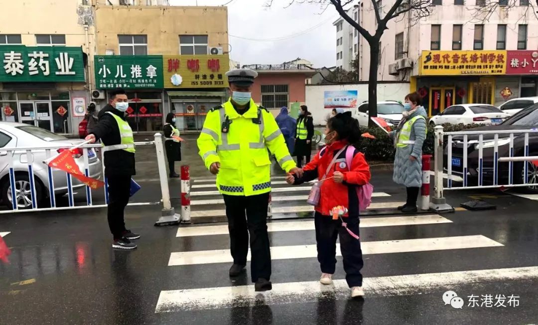 开学第一天！被娃娃“吃相”萌到了！