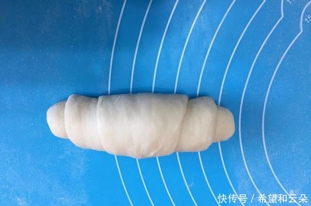 韧性|牛角夹心小面包就这样做,松软香甜,放两天也不硬,孩子超级爱吃