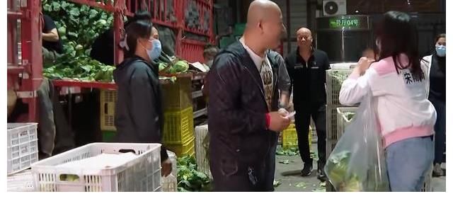 《奔跑吧》一共8位嘉宾,7位收到农民送的蔬菜,只有baby没收到