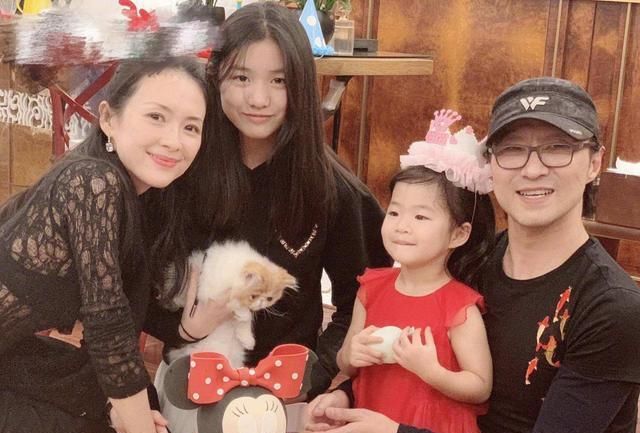 不怕老婆吃醋？汪峰深夜聚会送美女回家，章子怡产后忙捞金显疲惫