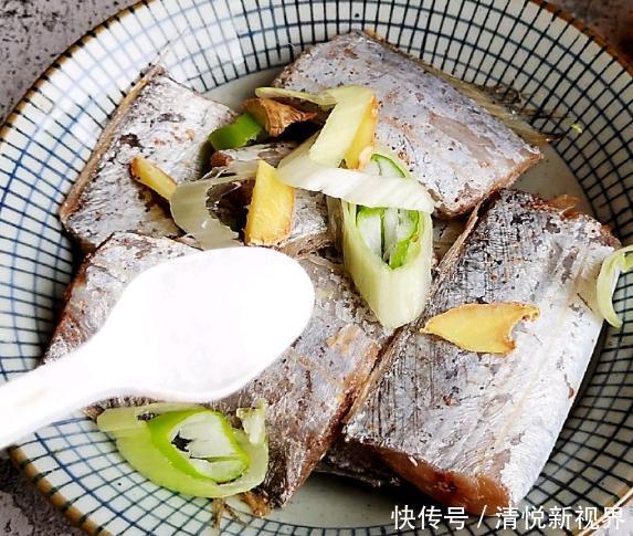 带鱼|煎带鱼用面粉还是淀粉教你好吃的做法,柔嫩皮不破,香酥不粘锅