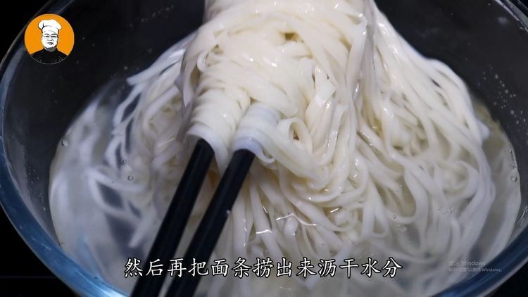 葱油拌面家常做法，简单一拌，葱香浓郁，一大碗不够吃！