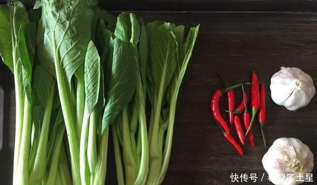 口感滑嫩的蒜蓉芥兰,搭配老干妈清甜脆爽,下饭首选