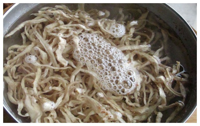 其貌不扬的芥菜疙瘩，只需撒上盐和五香粉，其它的就交给时间了！