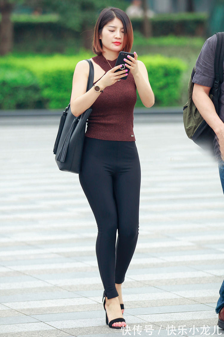 小姐姐|初秋紧身的打底裤,配个性小衫,穿出清凉显瘦的感觉,时尚又美丽