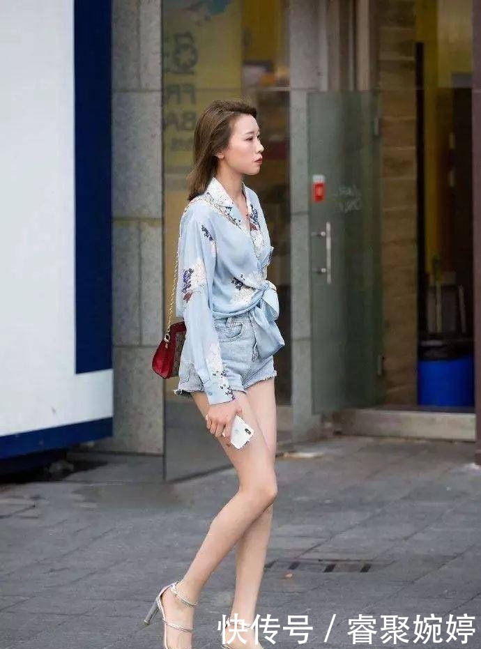 美女穿着一双一字带黑色高跟凉鞋,出街不仅清凉而且带着自信魅力