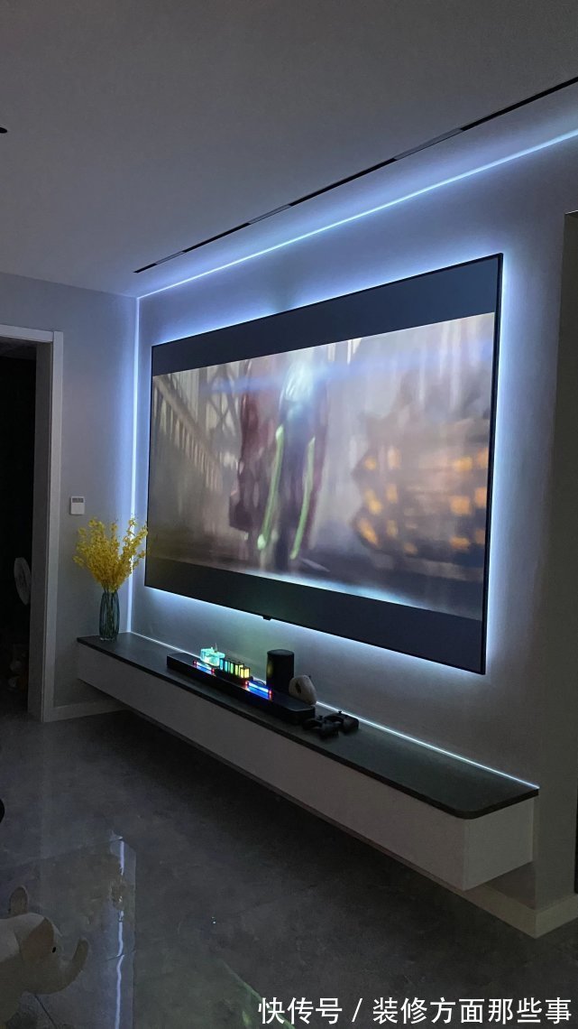 灯光|104平四口之家,客厅激光投影太过瘾,整柜的手办太壮观