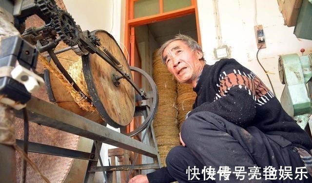 原材料$68岁大爷做1门手艺10年,村民年年免费送原材料,看他咋处理