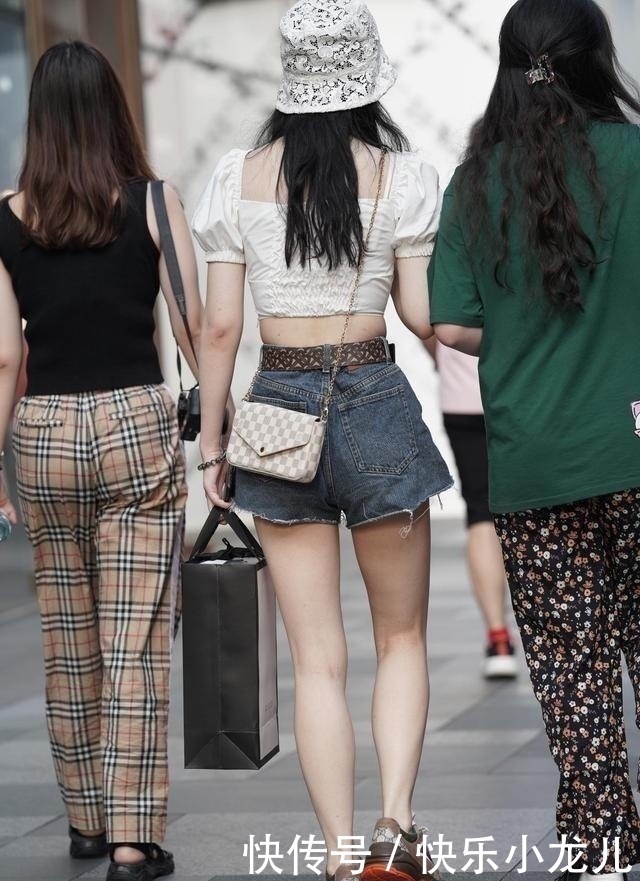 泡泡袖 高贵优雅的打底裤穿搭塑造女性优雅高贵,气质十分出众,青春减龄