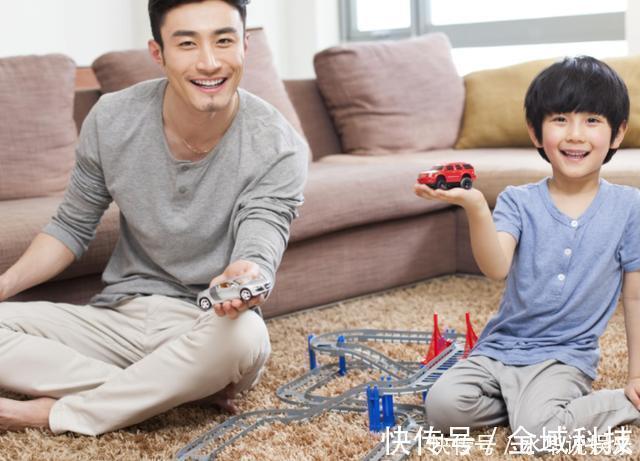 作业画|幼儿园老师留作业画妈妈睡着的样子,网友最后那张怕是要挨揍