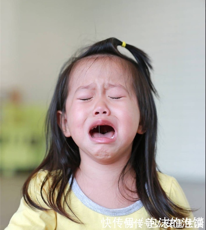家长|孩子遇事动不动就哭？李玫瑾教授直言：可能是家长的反应出了问题
