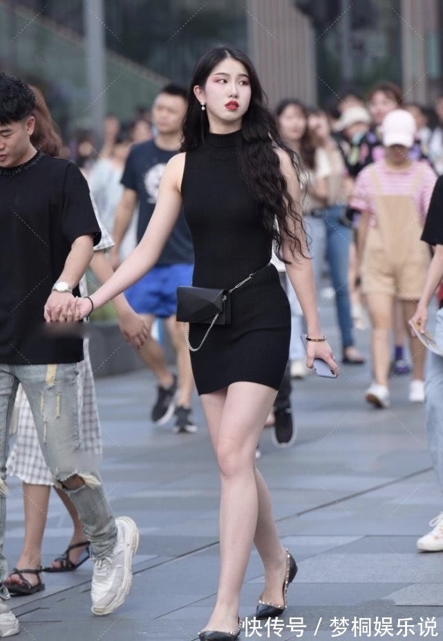 靠近|精致的妆容搭配连衣短裙,黑色系穿搭高雅有气质,一般人不敢靠近
