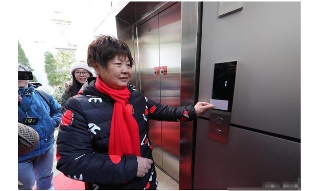 住户|“刷卡电梯”真的来了,老房子加装电梯又出新方案,不用再争了