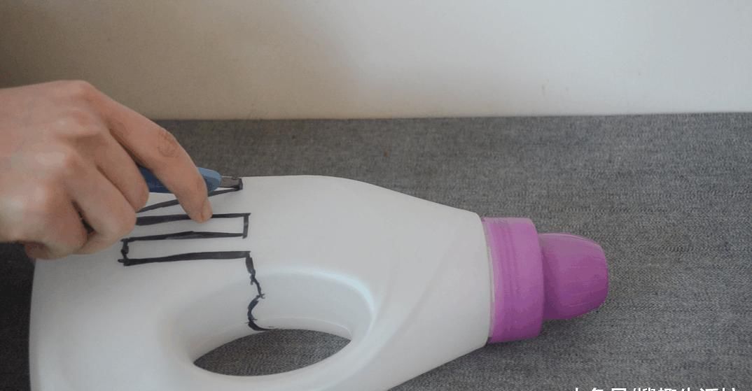 洗衣液瓶子别扔了, 简单剪几刀, 放在厨房这样用, 人人见了都夸好