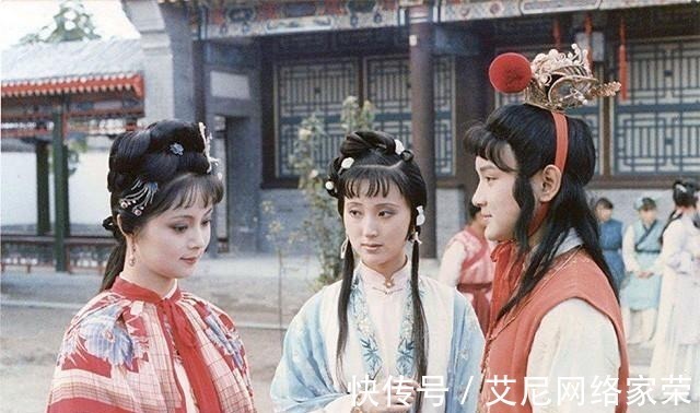 黛玉@金钏死后,薛宝钗主动给她衣服作寿衣,曹雪芹到底在暗示什么?