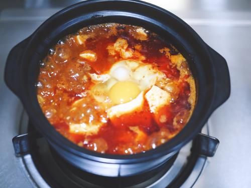  甜香|石锅嫩豆腐汤色泽诱人，甜香嫩滑，看着很红，辣度很低，满嘴回甘