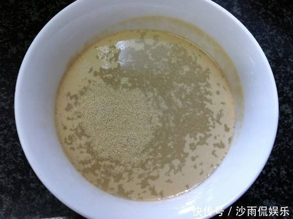 发面时,不要只懂放酵母,多加一料,20分钟轻松发到两倍大