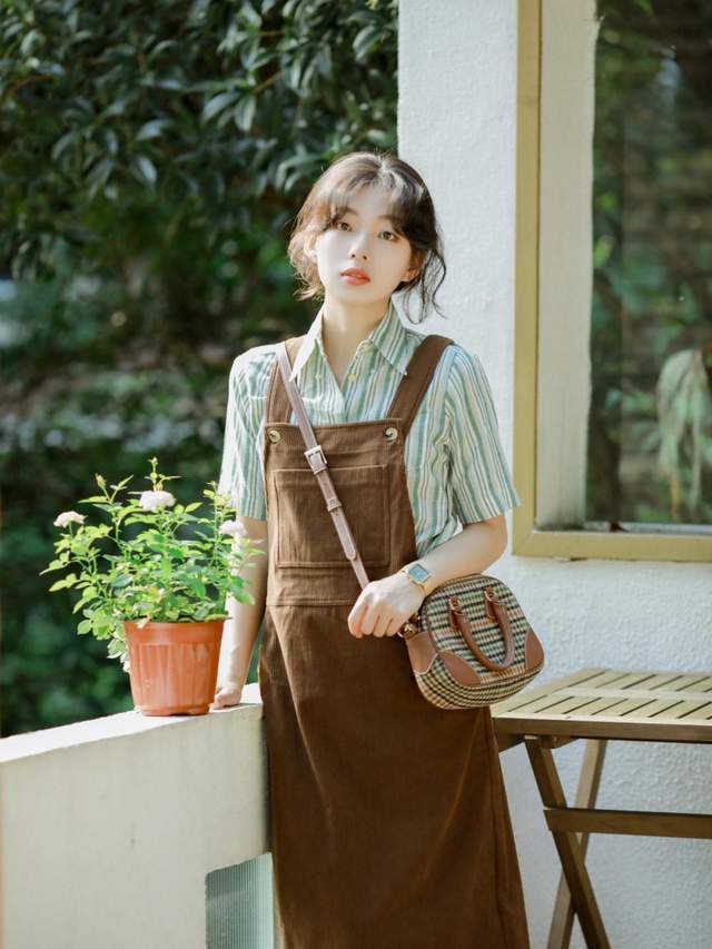 背带裙|会穿的人那么多,要怎样穿才不逊色呢?衬衫+ 牛仔裙简约时尚