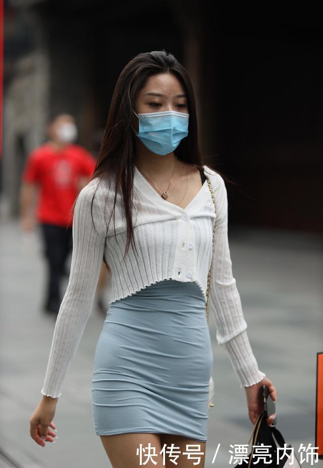 秋天最火的穿搭,吊带裙+针织衫,轻松展现小姐姐的个性魅力