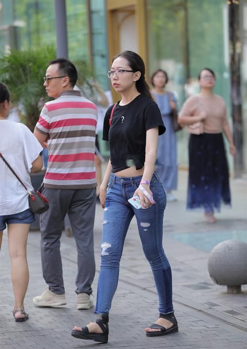  感强|短袖“绑”起来穿，设计感强，简单好看又时尚