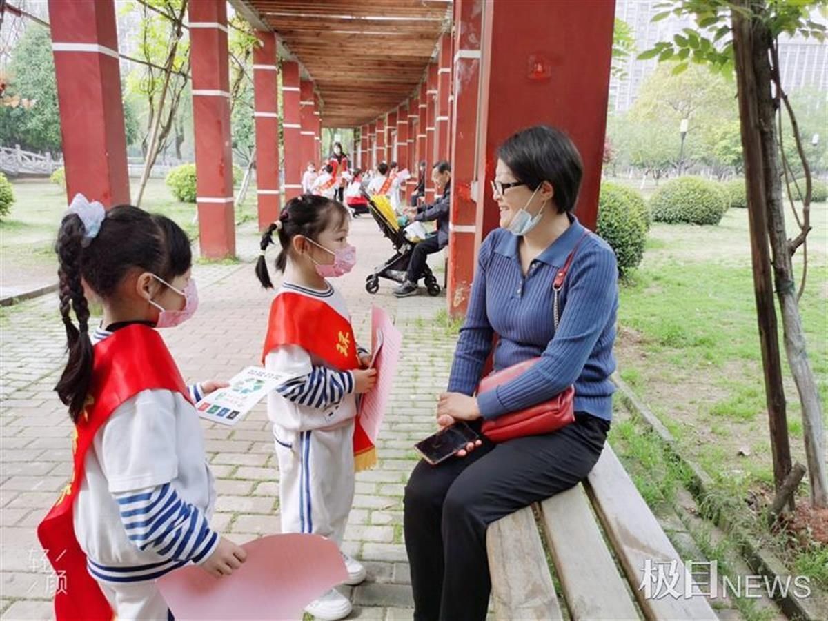 地球由我守护！幼儿创意时装秀宣传世界地球日