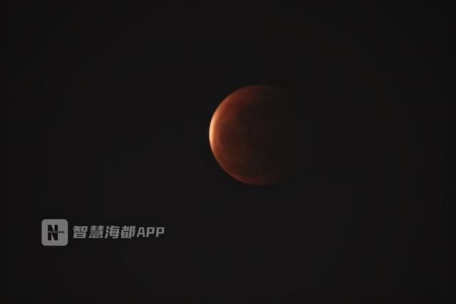 红月 “月全食”邂逅年度最大圆月,“超级红月亮”现身福州