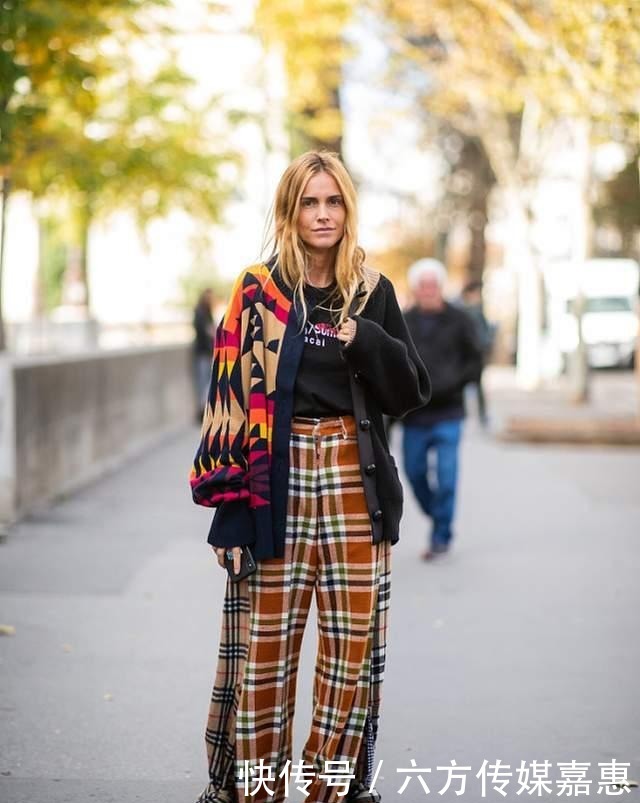 显瘦|最近火了一种显瘦的穿法,挑大一码的毛衣这么穿,藏肉还时尚