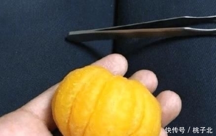 得特别别扭|强迫症吃东西时,奶茶喝出新境界,草莓得去籽吃,网友别吃了