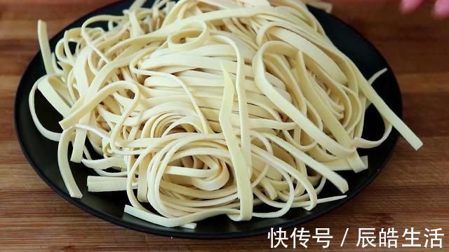 我家豆腐皮从不炒着吃,这样做更营养,我家一周做5次,真解馋