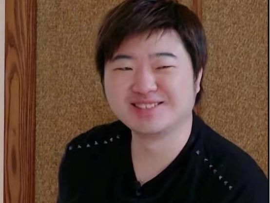 《王牌》关晓彤被惩罚,需要晒出最爱人的丑照,上镜却不是鹿晗