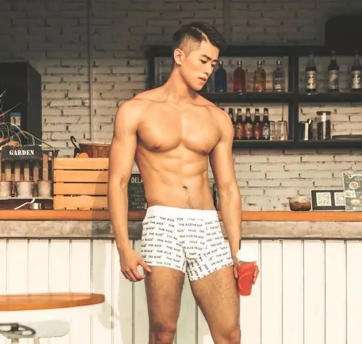 小蛮腰|186cm肌肉体育生，极致身材太诱人！撩衣健身照撩粉不断