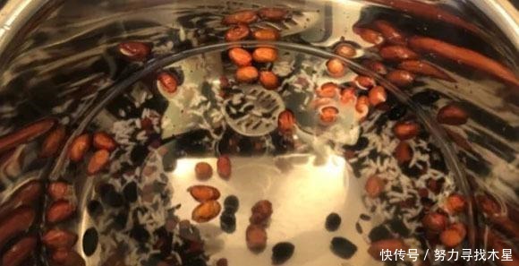 黑豆|女生經(jīng)常熬夜別忘多喝這粥，用這幾樣食材簡(jiǎn)單熬一鍋，滋補(bǔ)又養(yǎng)發(fā)！