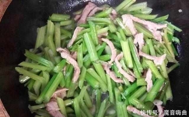 芹菜里加上这两样东西，无比下饭的家常菜，好吃到爆