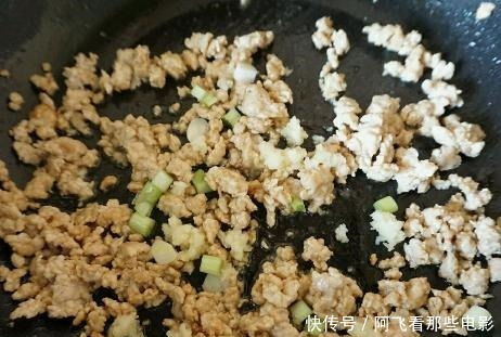 炒粉条时,需要事先焯水吗做错了,难怪粉条不顺滑还易粘锅