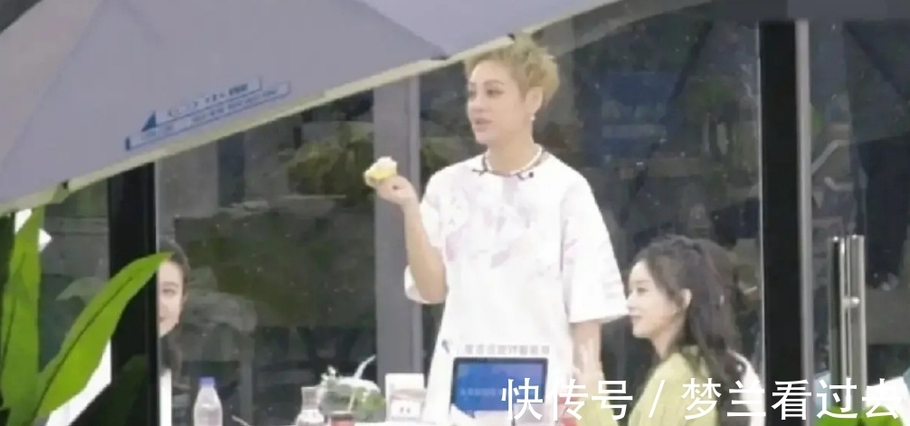 歌單|網(wǎng)友曬出《中餐廳》的點(diǎn)歌單,去吃飯的客人能任意點(diǎn)歌,我羨慕了