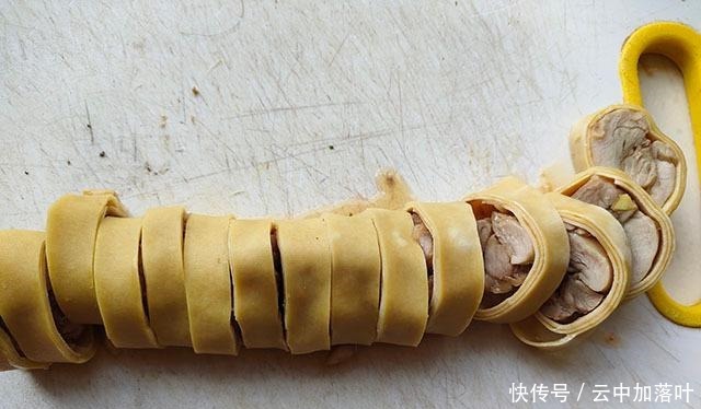 自从学会做这菜,儿子隔三差五点名要吃,一卷一蒸,蘸酱吃真香!