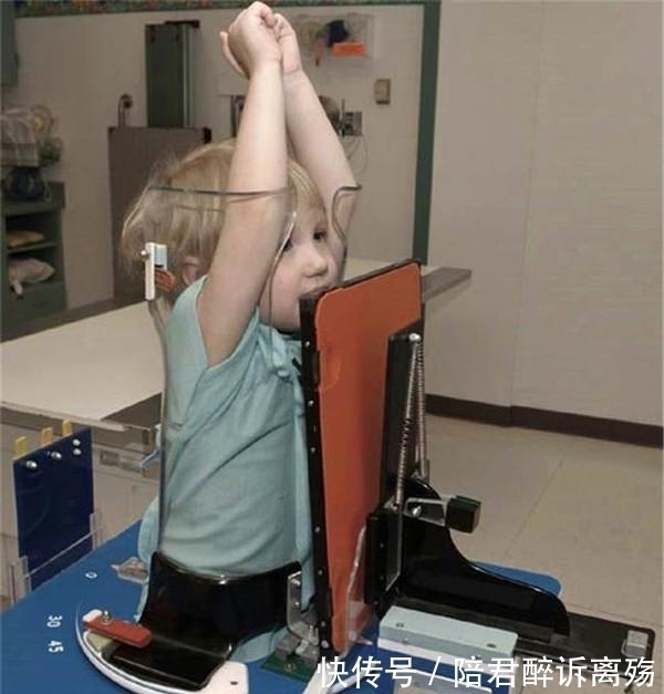 真相|网友看到婴孩被塞进这种“透明玻璃瓶”,有些气愤,得知真相点赞