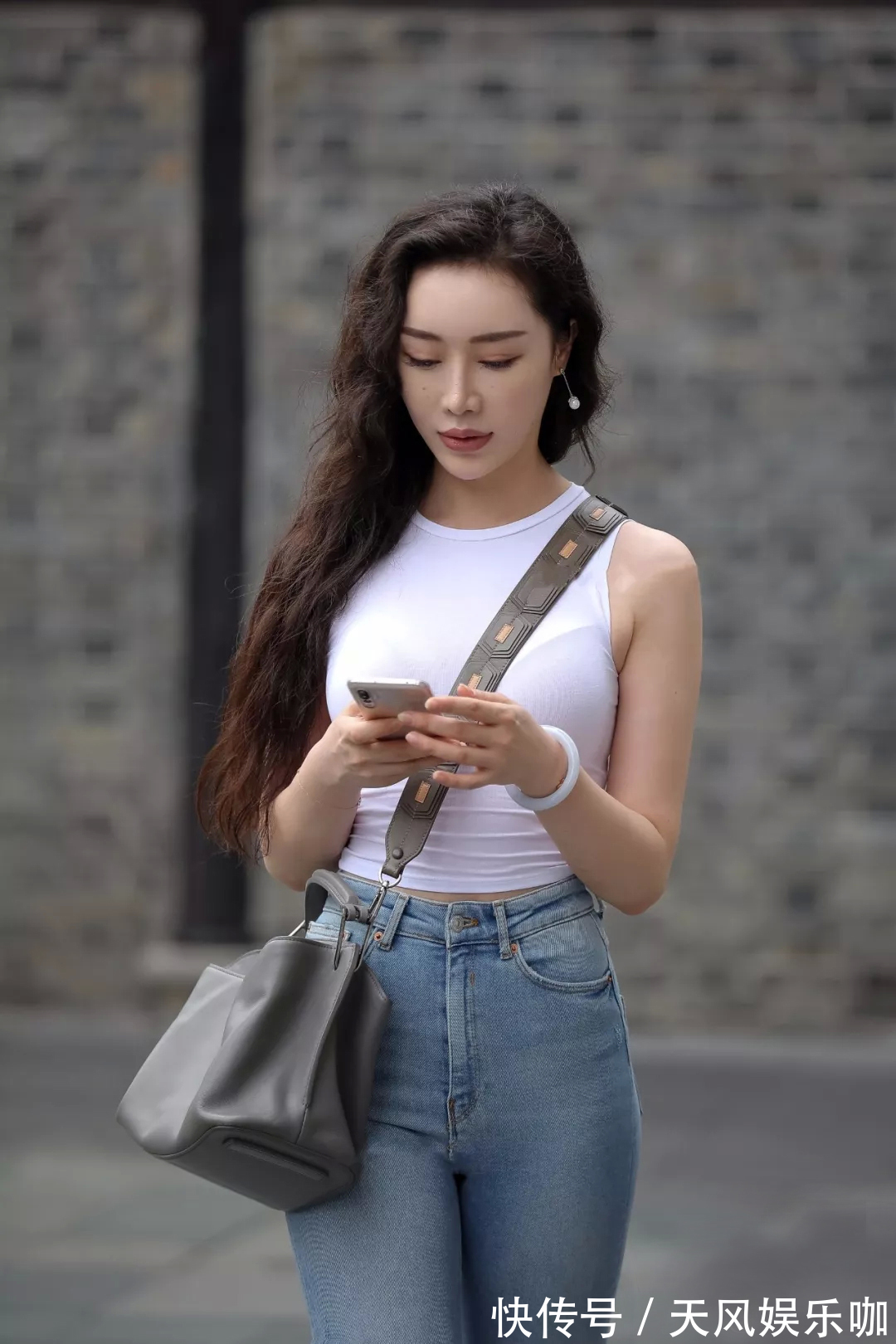 高挑 小个子女生简约休闲的穿搭,高腰牛仔裤配短袖衫,简单利索又美丽