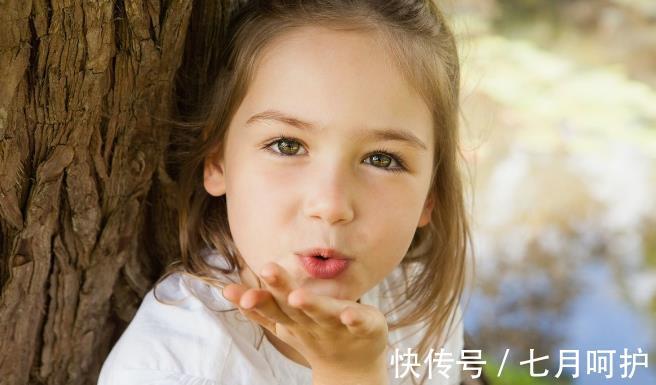 言行|孩子的这个小动作吓到妈妈了,原来都是自己影响的,父母注意言行