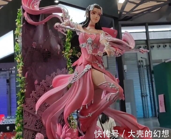 洛天依|2021WF展出多个等身手办,洛天依国风旗袍,剑网三的是神仙姐姐