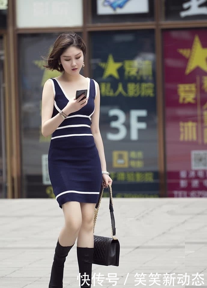 一见倾心|街拍:美女白色上衣搭配牛仔裤,展现妙曼身姿,让人一见倾心