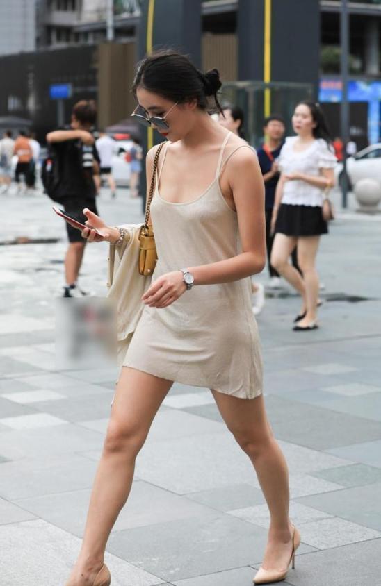 裙子 美女穿“睡衣”去逛街,真的很“大胆”,不怕睡衣被风吹飞吗