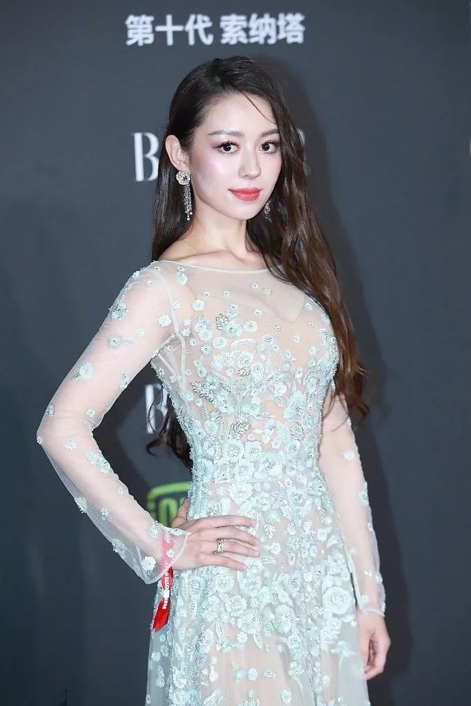 薄纱|郎朗的小娇妻吉娜身材绝了!穿薄纱连衣裙展现S曲线感,高级优雅