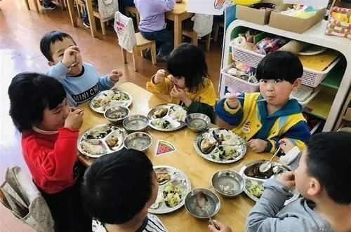 伙食费|交着幼儿园天价伙食费，孩子却吃着汤泡饭，宝妈：钱都花哪去了？