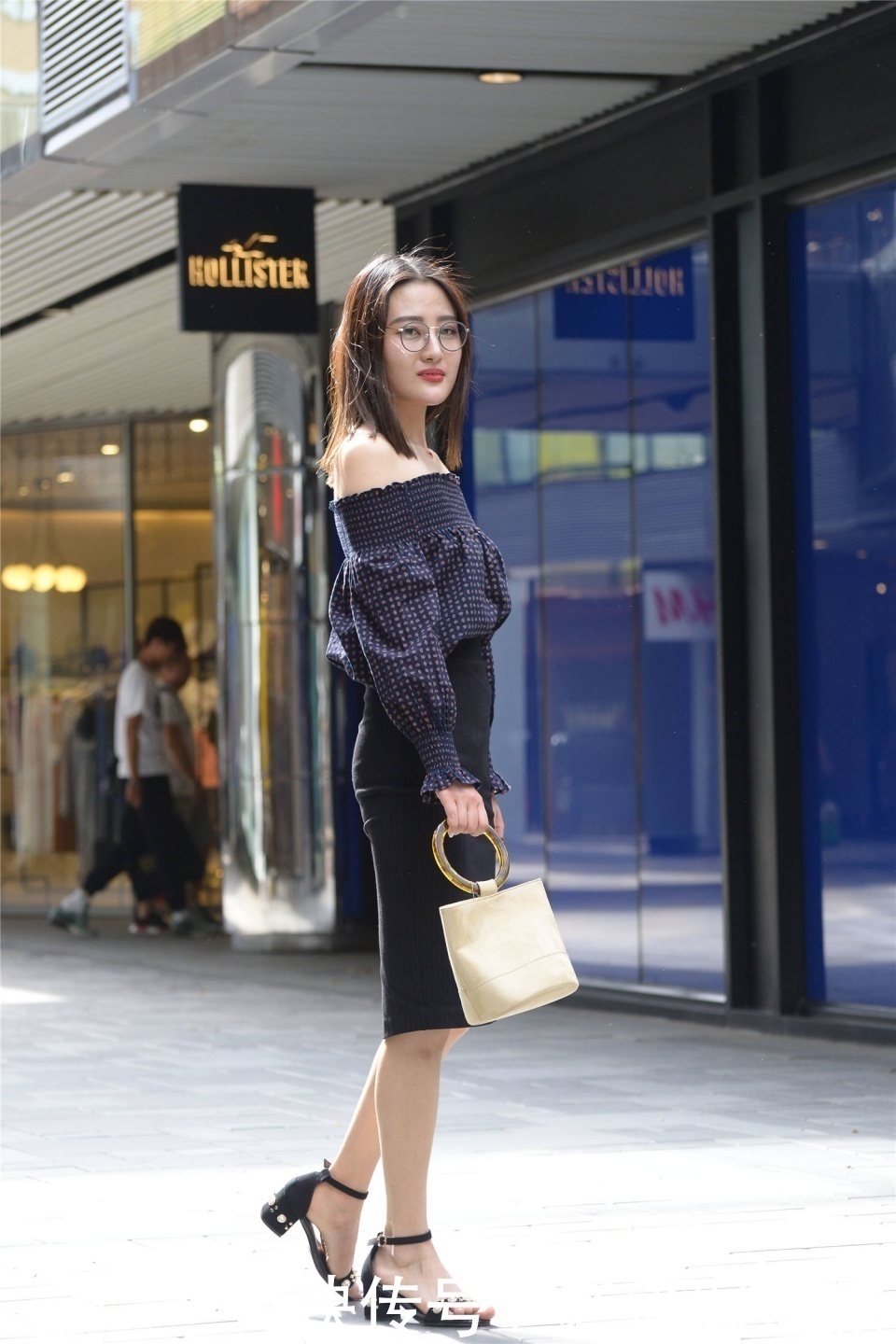 街拍高腰一步裙搭配一字肩,一字带高跟凉鞋,精致简约又不失时髦大气