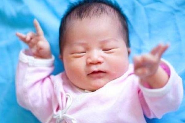 宝宝|90后产妇生下带壳宝宝,真是独具一格宝宝带膜出生有3大好处