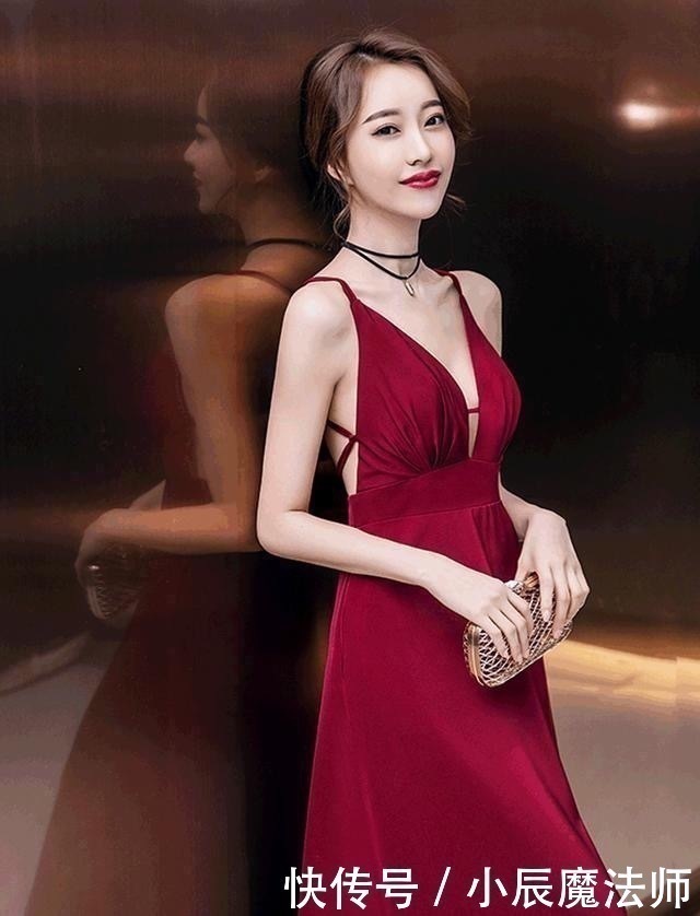 美女|美女穿搭:小姐姐爱穿吊带连衣裙,勾勒出曼妙曲线,性感又优雅